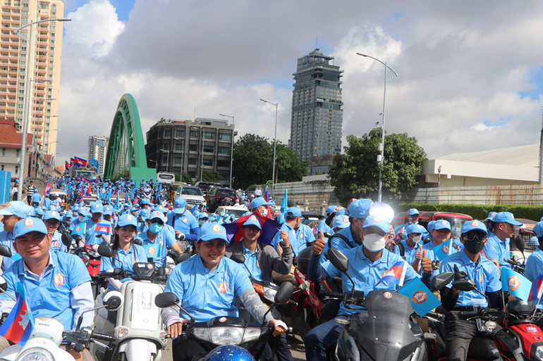 Đảng viên và những người ủng hộ CPP diễu hành tại Thủ đô Phnom Penh. (Ảnh: SƠN XINH)