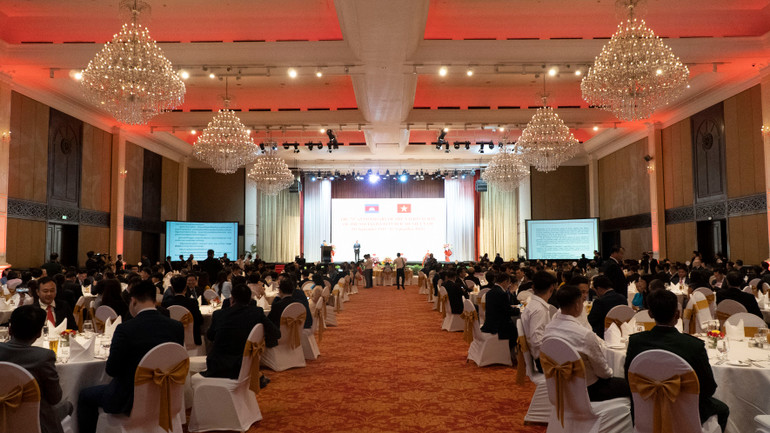 Những người tham dự sự kiện lắng nghe nội dung phát biểu về những thành tựu to lớn trên mọi lĩnh vực của đất nước Việt Nam trong gần 8 thập kỷ qua. (Ảnh: NGUYỄN HIỆP)