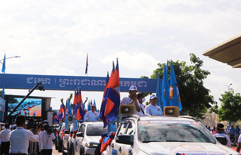 Các đoàn xe của CPP xuất phát từ Đảo Kim Cương tỏa đi tuyên truyền bầu cử Quốc hội tại nhiều địa điểm trong thành phố Phnom Penh (Ảnh: NGUYỄN HIỆP)