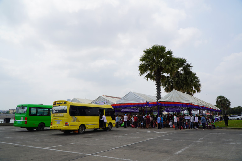 Một bến xe trên quốc lộ 5 phục vụ người dân trong dịp Tết Khmer (Ảnh: Nguyễn Hiệp)