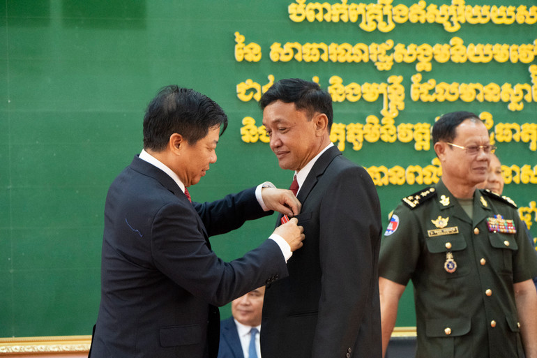 Đại sứ Nguyễn Huy Tăng trao tặng phần thưởng cao quý của Nhà nước Việt Nam cho một cán bộ Campuchia. (Ảnh: NGUYỄN HIỆP) Đại sứ Nguyễn Huy Tăng trao tặng phần thưởng cao quý của Nhà nước Việt Nam cho một cán bộ Campuchia. (Ảnh: NGUYỄN HIỆP)