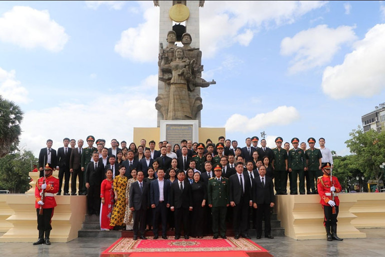 Các đại biểu chụp ảnh lưu niệm tại Đài Hữu nghị Việt Nam-Campuchia ở trung tâm Thủ đô Phnom Penh. (Ảnh: NGUYỄN HIỆP)