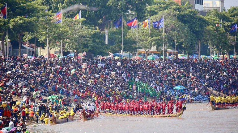 Hàng nghìn du khách trong và ngoài nước đã đến xem đua thuyền trên đoạn sông Sap trước Hoàng cung. (Ảnh: HUY VŨ)