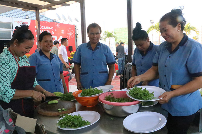 Qua những hoạt động giao lưu trong dịp lễ Tết, nhiều phụ nữ Campuchia đã có thể nấu những món ăn thuần Việt. (Ảnh: Nguyễn Hiệp)
