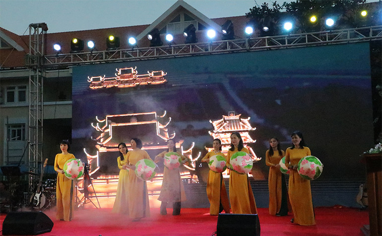 Tiết mục múa "Việt Nam quê hương tôi" tại liên hoan chào năm mới.