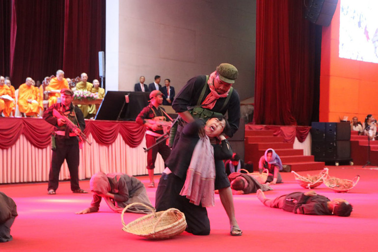 Tái hiện cảnh tượng giết chóc kinh hoàng dưới thời kỳ đen tối của chế độ diệt chủng Pol Pot. (Ảnh: Nguyễn Hiệp)