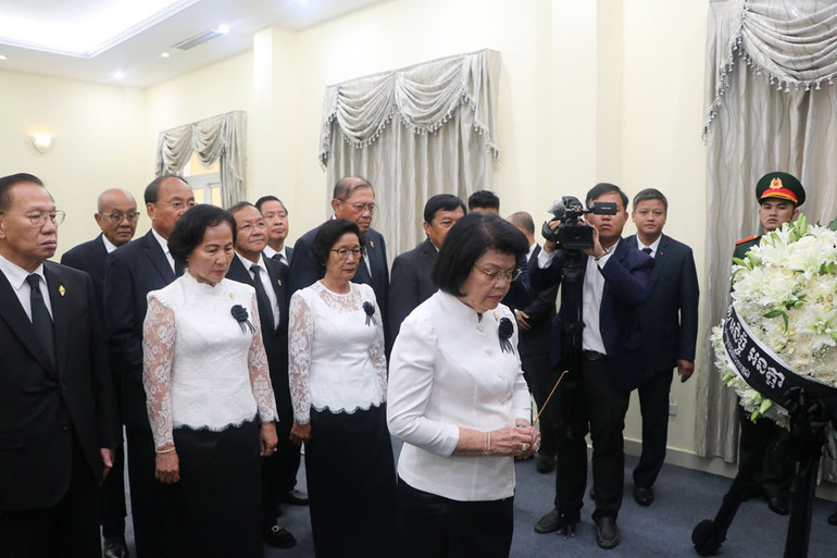 Chủ tịch Quốc hội Campuchia Samdech Khuon Sudary dẫn đầu đoàn đại biểu đến viếng Tổng Bí thư Đảng Cộng sản Việt Nam, người bạn thân thiết của đất nước Campuchia (Ảnh: NGUYỄN HIỆP) Chủ tịch Quốc hội Campuchia Samdech Khuon Sudary dẫn đầu đoàn đại biểu đến viếng Tổng Bí thư Đảng Cộng sản Việt Nam, người bạn thân thiết của đất nước Campuchia (Ảnh: NGUYỄN HIỆP)