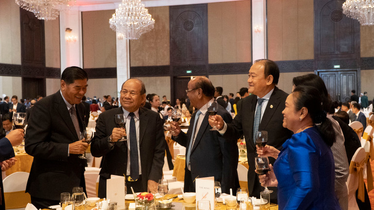 Nâng ly chúc quan hệ đoàn kết, hữu nghị Việt Nam-Campuchia mãi mãi xanh tươi, đời đời bền vững. (Ảnh: NGUYỄN HIỆP)