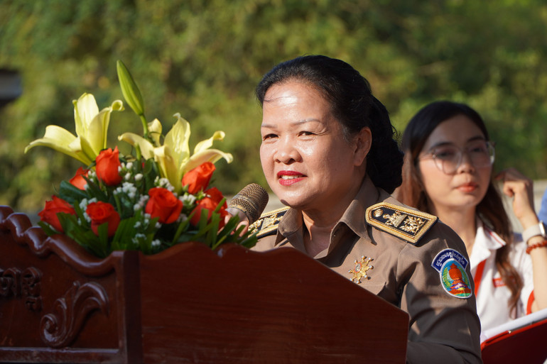 Phó Tỉnh trưởng tỉnh Kampong Chhnang Born Sophy đánh giá cao ý nghĩa của chương trình khám bệnh từ thiện (Ảnh: Nguyễn Hiệp) Phó Tỉnh trưởng tỉnh Kampong Chhnang Born Sophy đánh giá cao ý nghĩa của chương trình khám bệnh từ thiện (Ảnh: Nguyễn Hiệp)
