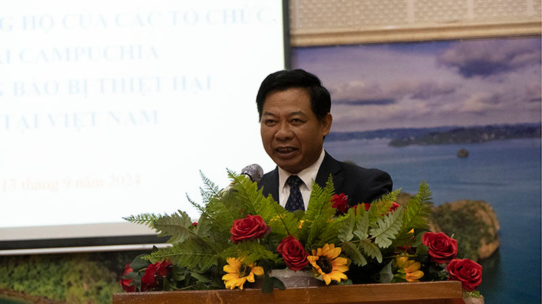 Đại sứ Nguyễn Huy Tăng thông báo tình hình mưa lũ gây thiệt hại nặng nề cho nhân dân các địa phương. (Ảnh: Nguyễn Hiệp) Đại sứ Nguyễn Huy Tăng thông báo tình hình mưa lũ gây thiệt hại nặng nề cho nhân dân các địa phương. (Ảnh: Nguyễn Hiệp)