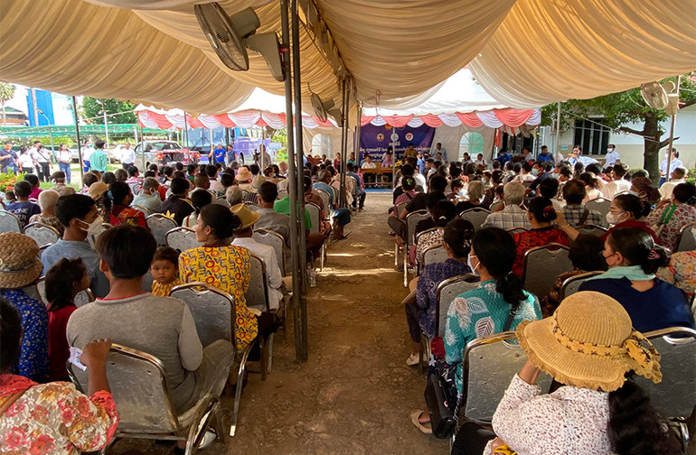 500 người gốc Việt Nam và người Campuchia có hoàn cảnh khó khăn tại tỉnh Banteay Meanchey được tặng quà và khám bệnh, phát thuốc. (Ảnh: Sơn Xinh)