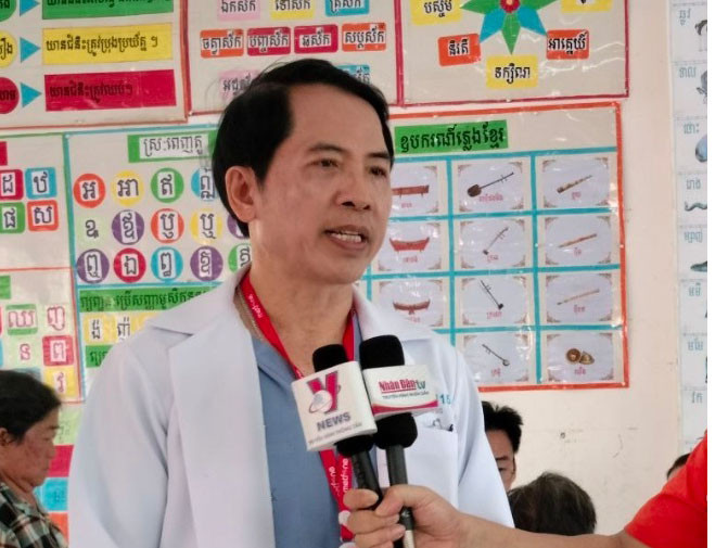 Tiến sĩ khoa học Heng LiHong chia sẻ về chương trình khám bệnh (Ảnh: Nguyễn Hiệp) Tiến sĩ khoa học Heng LiHong chia sẻ về chương trình khám bệnh (Ảnh: Nguyễn Hiệp)