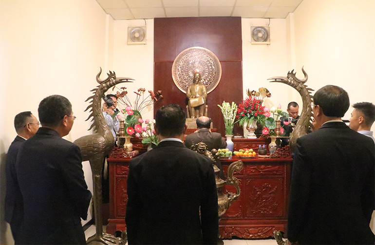 Đại sứ Nguyễn Huy Tăng cùng các đảng viên dâng hương kỷ niệm Ngày sinh Chủ tịch Hồ Chí Minh (Ảnh: NGUYỄN HIỆP) Đại sứ Nguyễn Huy Tăng cùng các đảng viên dâng hương kỷ niệm Ngày sinh Chủ tịch Hồ Chí Minh (Ảnh: NGUYỄN HIỆP)