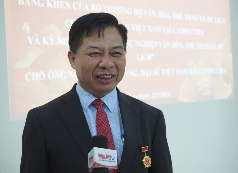 Đại sứ Nguyễn Huy Tăng trả lời phỏng vấn của phóng viên Báo Nhân Dân. (Ảnh: Nguyễn Hiệp)