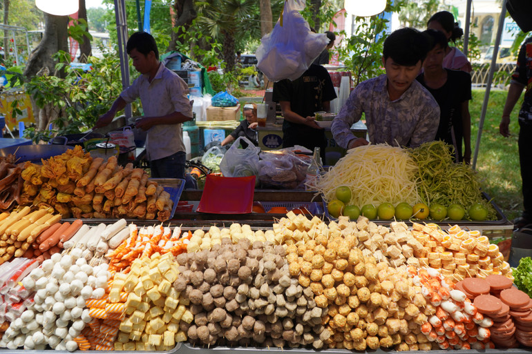 Nhiều món ăn phổ biến tại Campuchia được bày bán tại lễ hội Sangkran (Ảnh: Nguyễn Hiệp)