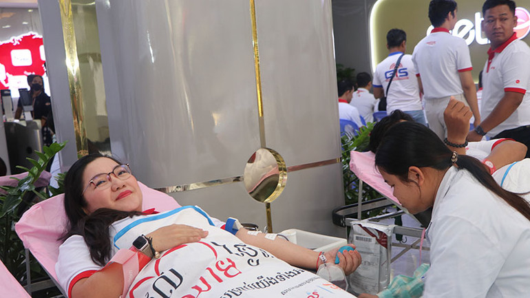 Chị Ngô Thị Quý, cán bộ công ty Metfone: "Mình sống và làm việc ở đây, gia đình mình ở đây. Khi xã hội cần thì những người trẻ như mình phải xung phong lên trước để có những giọt máu hiến lại cho người dân Campuchia. Trong trường hợp gia đình, anh em bạn bè đồng nghiệp của mình cần gấp thì vẫn đủ cơ số máu để được cấp ngay”. (Ảnh: Nguyễn Hiệp)