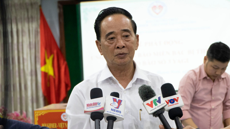 Chủ tịch KVA Châu Văn Chi chia sẻ tình cảm của bà con người gốc Việt tại Campuchia với đồng bào vùng bão lũ. (Ảnh: Nguyễn Hiệp) Chủ tịch KVA Châu Văn Chi chia sẻ tình cảm của bà con người gốc Việt tại Campuchia với đồng bào vùng bão lũ. (Ảnh: Nguyễn Hiệp)