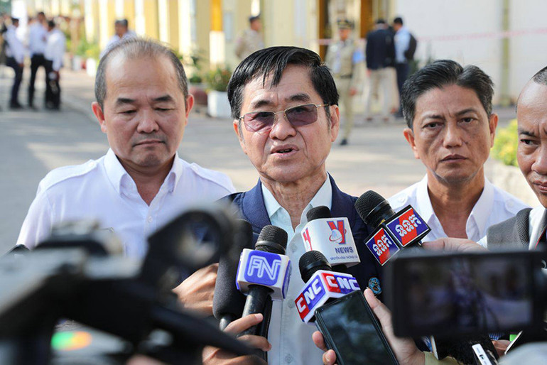 Người phát ngôn NEC Hang Puthea thông báo về tình hình bầu cử (Ảnh: Fresh News)