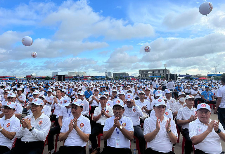 Hơn 70 nghìn đảng viên CPP và người ủng hộ tham dự lễ kỷ niệm tại Đảo Kim Cương ở Phnom Penh. (Ảnh: NGUYỄN HIỆP)