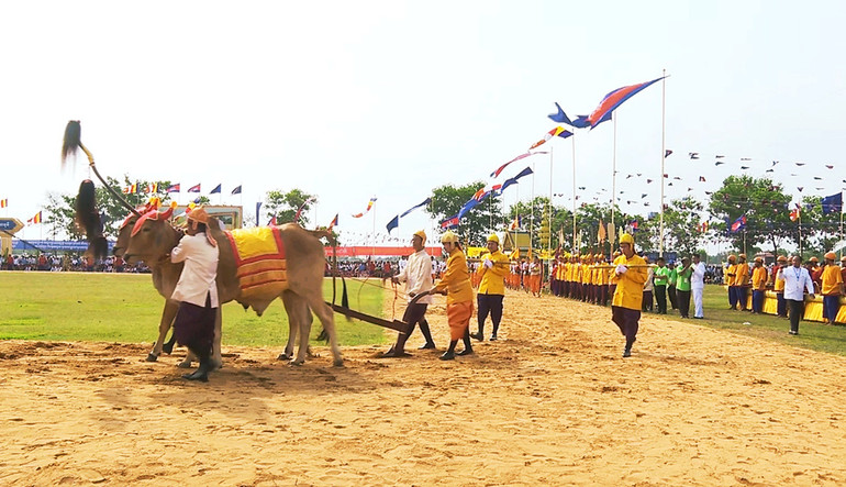 Lễ hội Tịch điền năm nay diễn ra tại Sân vận động tỉnh Kampong Thom (Ảnh: SƠN XINH) Lễ hội Tịch điền năm nay diễn ra tại Sân vận động tỉnh Kampong Thom (Ảnh: SƠN XINH)