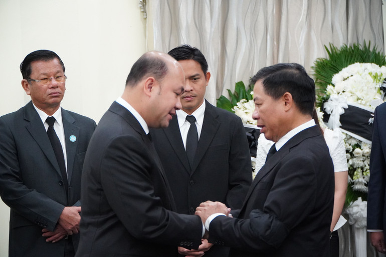 Ông Hun Many bày tỏ chia buồn sâu sắc với Đại sứ Việt Nam Nguyễn Huy Tăng. (Ảnh: Nguyễn Hiệp)