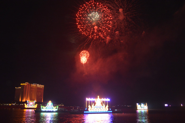 Những chiếc thuyền hoa bồng bềnh trên sông Sap dưới màn pháo hoa trong đêm khai hội. (Ảnh: Sơn Xinh)