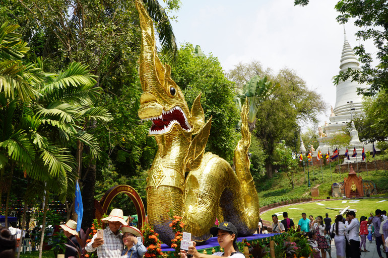 Du khách thích thú chụp ảnh lưu niệm trước hình tượng rồng (Ảnh: Nguyễn Hiệp)