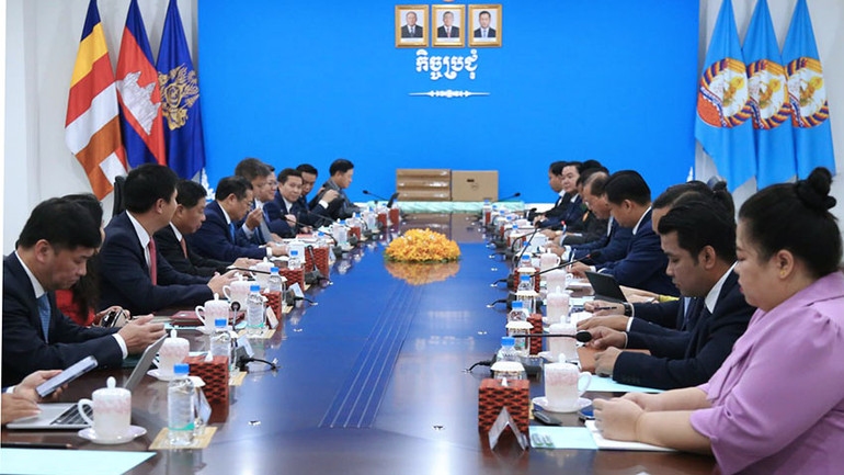 Đoàn đại biểu Ban Tuyên giáo Trung ương Đảng Cộng sản Việt Nam hội đàm với Đoàn Ban Tuyên huấn Trung ương Đảng Nhân dân Campuchia. (Ảnh: Huy Vũ)