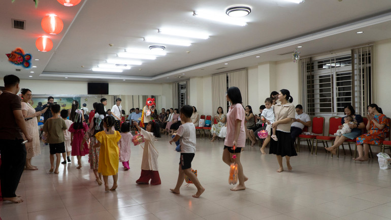 Các bạn nhỏ được phá cỗ và tham gia những trò chơi truyền thống trong dịp Tết của trẻ em. (Ảnh: Nguyễn Hiệp)