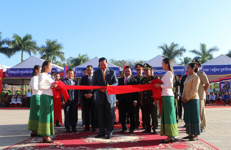 Cắt băng khánh thành công trình phục vụ hoạt động của Hội cựu chiến binh Campuchia. (Ảnh: Nguyễn Hiệp)