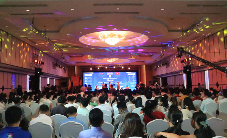 Hơn 400 người, phần lớn là y bác sĩ Campuchia, đến dự sự kiện. (Ảnh: Nguyễn Hiệp)