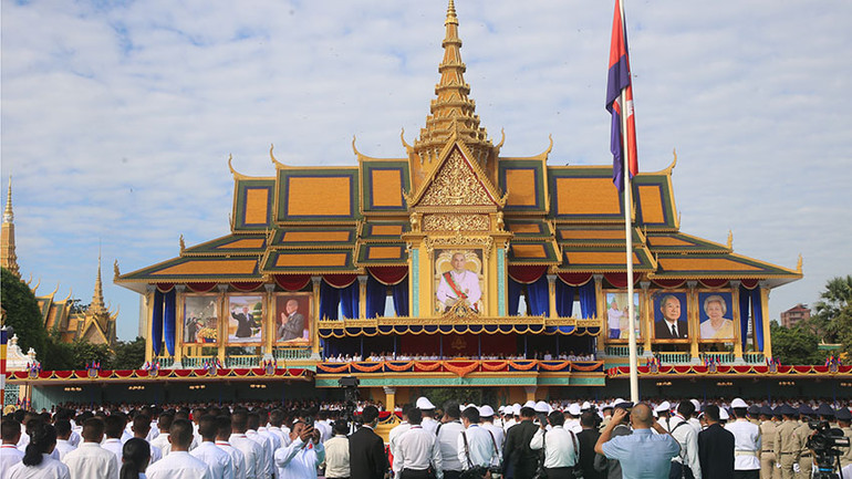 Mit-tinh diễn ra trọng thể tại quảng trường Hoàng cung, sáng 30/10. (Ảnh: HUY VŨ)