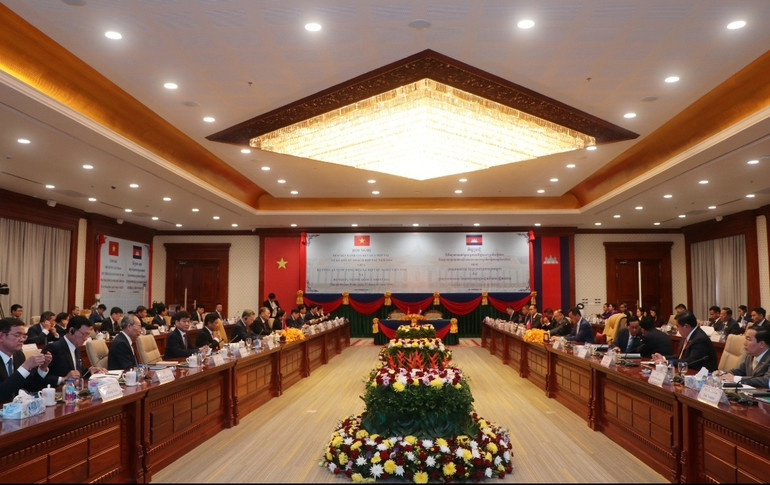 Hội đàm giữa hai đoàn đại biểu diễn ra tại Trụ sở Bộ Nội vụ Campuchia, Thủ đô Phnom Penh. (Ảnh: Nguyễn Hiệp)