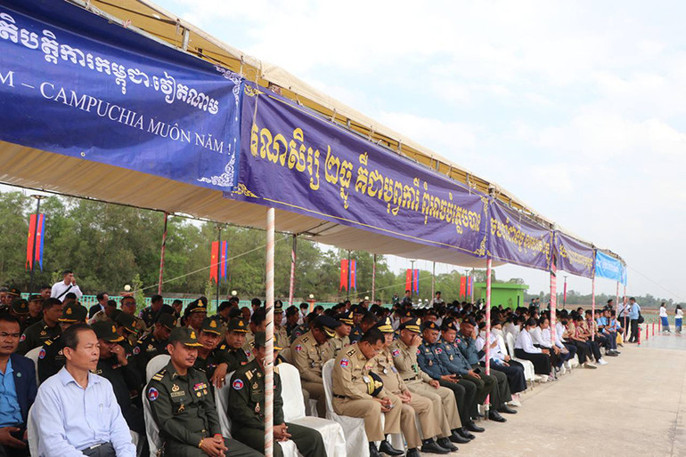 Lễ khánh thành Đài Hữu nghị Việt Nam-Campuchia thu hút sự tham dự đông đảo của cán bộ, chiến sĩ và người dân địa phương. Ảnh: NGUYỄN HIỆP