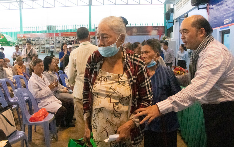 Nhiều người cao tuổi gốc Việt Nam và Khmer được tặng quà và tư vấn sức khỏe. (Ảnh: Nguyễn Hiệp)