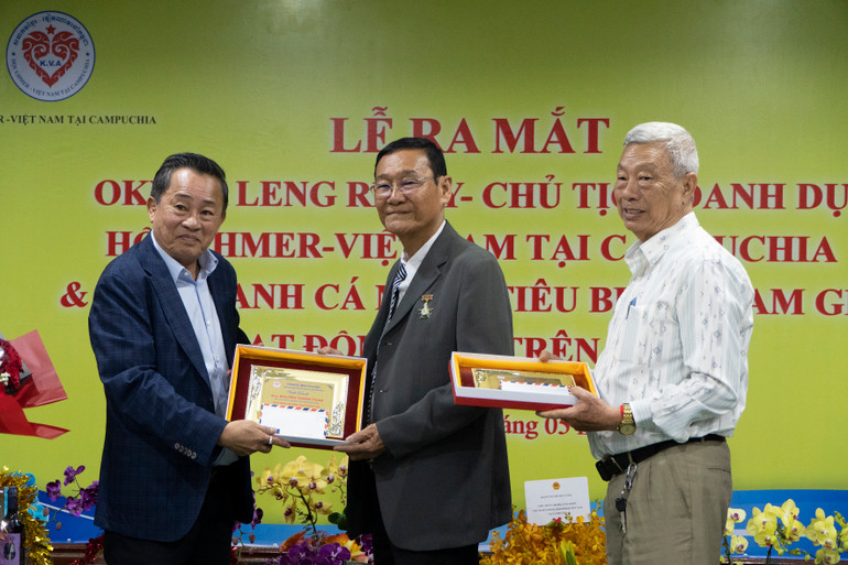 Cán bộ Hội được vinh danh đều cảm ơn Đảng, Chính phủ, nhân dân Việt Nam và Campuchia đã luôn quan tâm, giúp đỡ cộng đồng bà con kiều bào. (ẢNH: NGUYỄN HIỆP) Cán bộ Hội được vinh danh đều cảm ơn Đảng, Chính phủ, nhân dân Việt Nam và Campuchia đã luôn quan tâm, giúp đỡ cộng đồng bà con kiều bào. (ẢNH: NGUYỄN HIỆP)