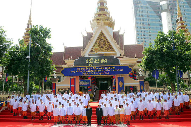 Nghị sĩ Quốc hội khóa VII chụp ảnh lưu niệm cùng Quốc vương Norodom Sihamuni. (Ảnh: SƠN XINH)