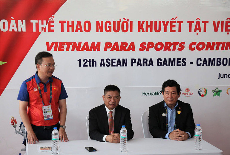 Trưởng đoàn Nguyễn Hồng Minh báo cáo với Đại sứ và các đại biểu. (Ảnh: NGUYỄN HIỆP)