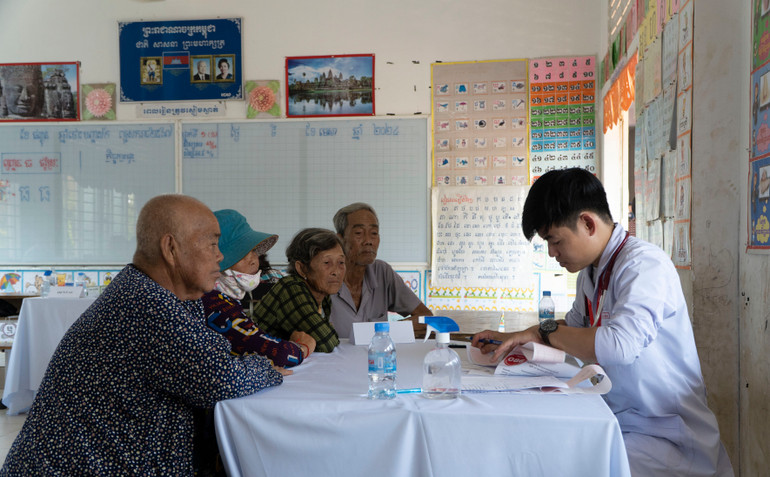 Bà Trương Thị Duyên được bác sĩ tư vấn khám bệnh (Ảnh: Nguyễn Hiệp) Bà Trương Thị Duyên được bác sĩ tư vấn khám bệnh (Ảnh: Nguyễn Hiệp)