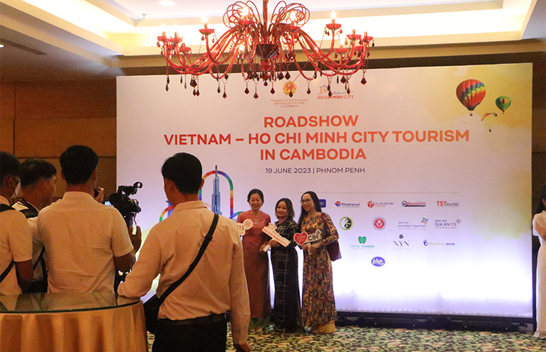 Các đại biểu chụp ảnh lưu niệm tại sự kiện. (Ảnh: NGUYỄN HIỆP) Các đại biểu chụp ảnh lưu niệm tại sự kiện. (Ảnh: NGUYỄN HIỆP)