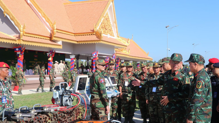 Chỉ huy các đơn vị tham gia diễn tập xem xét công tác chuẩn bị. (Ảnh: Nguyễn Hiệp)