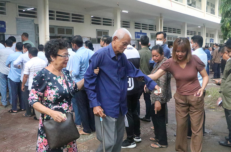 Người cao tuổi đi bầu cử thường được trợ giúp.