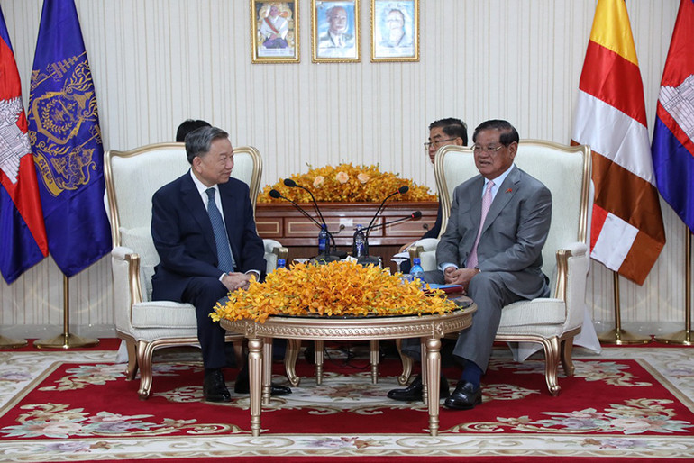 Samdech Krolahom Sar Kheng, Cố vấn tối cao trực tiếp của Quốc vương Campuchia tiếp Bộ trưởng Công an Việt Nam, Đại tướng Tô Lâm tới chào xã giao. (Ảnh: Đoàn cung cấp)