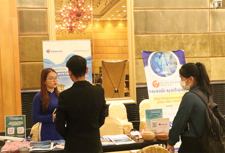 Nhiều khách hàng quan tâm đến dịch vụ du lịch của Thành phố Hồ Chí Minh. (Ảnh: NGUYỄN HIỆP) Nhiều khách hàng quan tâm đến dịch vụ du lịch của Thành phố Hồ Chí Minh. (Ảnh: NGUYỄN HIỆP)