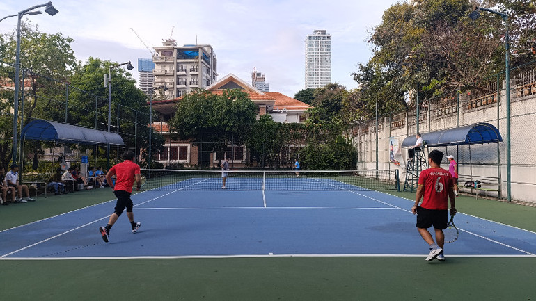 Sân tennis nằm trong khuôn viên Đại sứ quán. (Ảnh: NGUYỄN HIỆP)