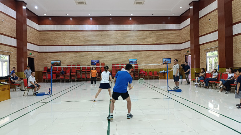 Các vận động viên thi đấu bộ môn cầu lông. (Ảnh: NGUYỄN HIỆP)