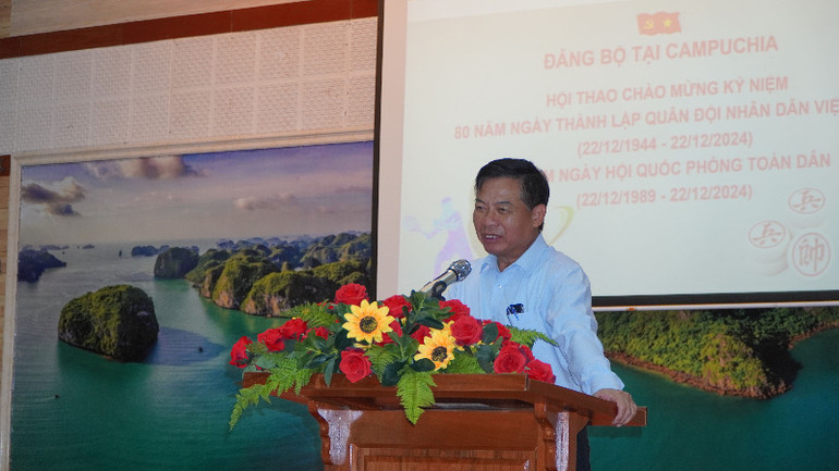 Đồng chí Nguyễn Huy Tăng, Bí thư Đảng ủy, Đại sứ, Trưởng Ban tổ chức hội thao. (Ảnh: NGUYỄN HIỆP)