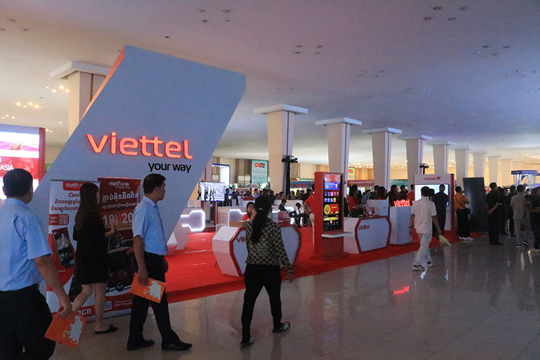 Gian hàng giới thiệu sản phẩm của Viettel. (Ảnh: Nguyễn Hiệp) Gian hàng giới thiệu sản phẩm của Viettel. (Ảnh: Nguyễn Hiệp)