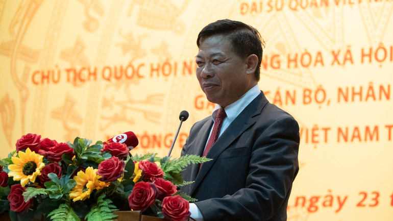 Đại sứ Việt Nam tại Campuchia Nguyễn Huy Tăng báo cáo với Chủ tịch Quốc hội Trần Thanh Mẫn và các đại biểu về kết quả công tác trong thời gian qua. (Ảnh NGUYỄN HIỆP)