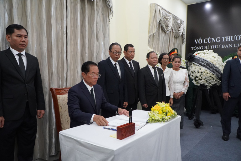 Thị trưởng Phnom Penh Khuong Sreng kính cẩn ghi sổ tang. (Ảnh: Nguyễn Hiệp)